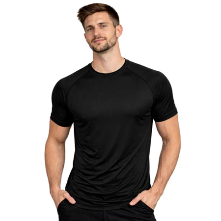 Homem usando camiseta dry fit masculina preta Alphex durante exercício na academia